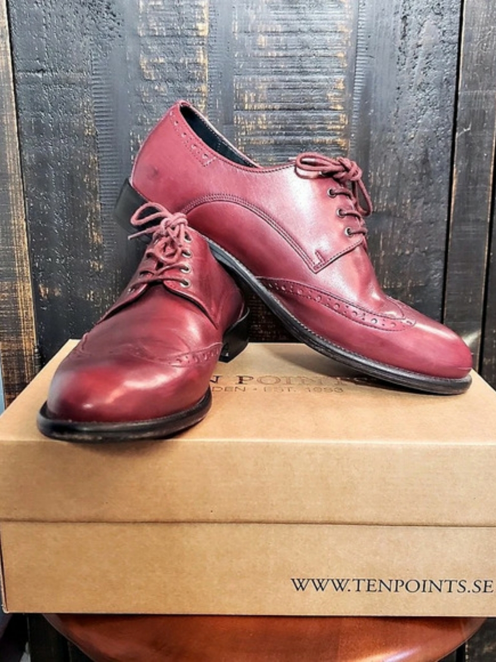 Ten Points Women's Leather Lace-Up Oxfords in Red